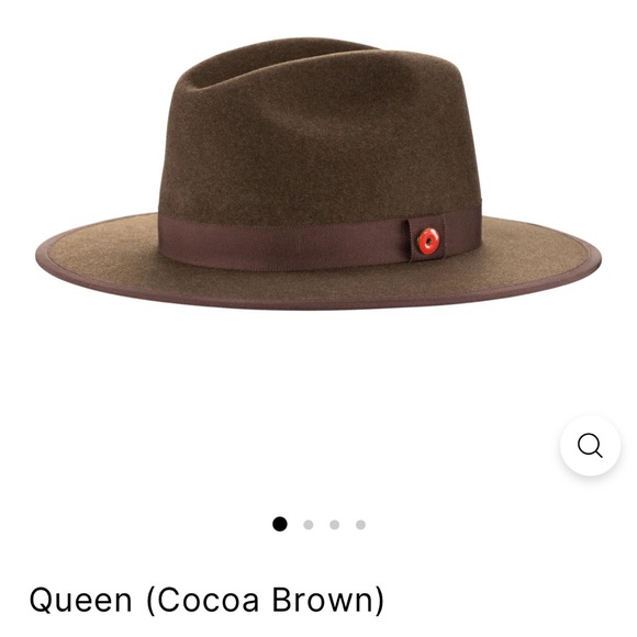 Pinched Crown Fedora
Classic Ribbon Trim
Signature Logo Pin
Satin Bag